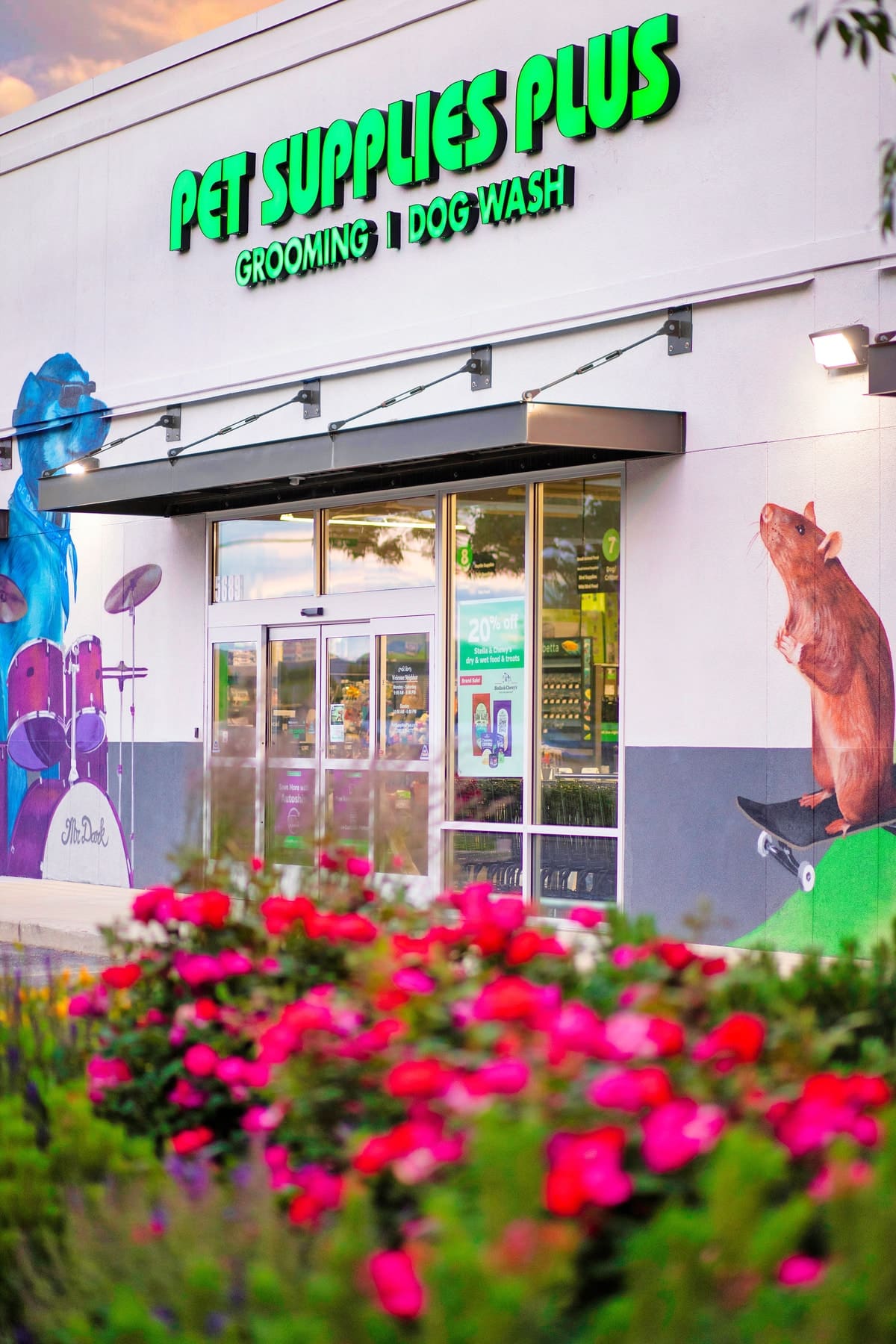 The front entrance of Pet Supplies Plus Garden City under its Grooming and Dog Wash sign