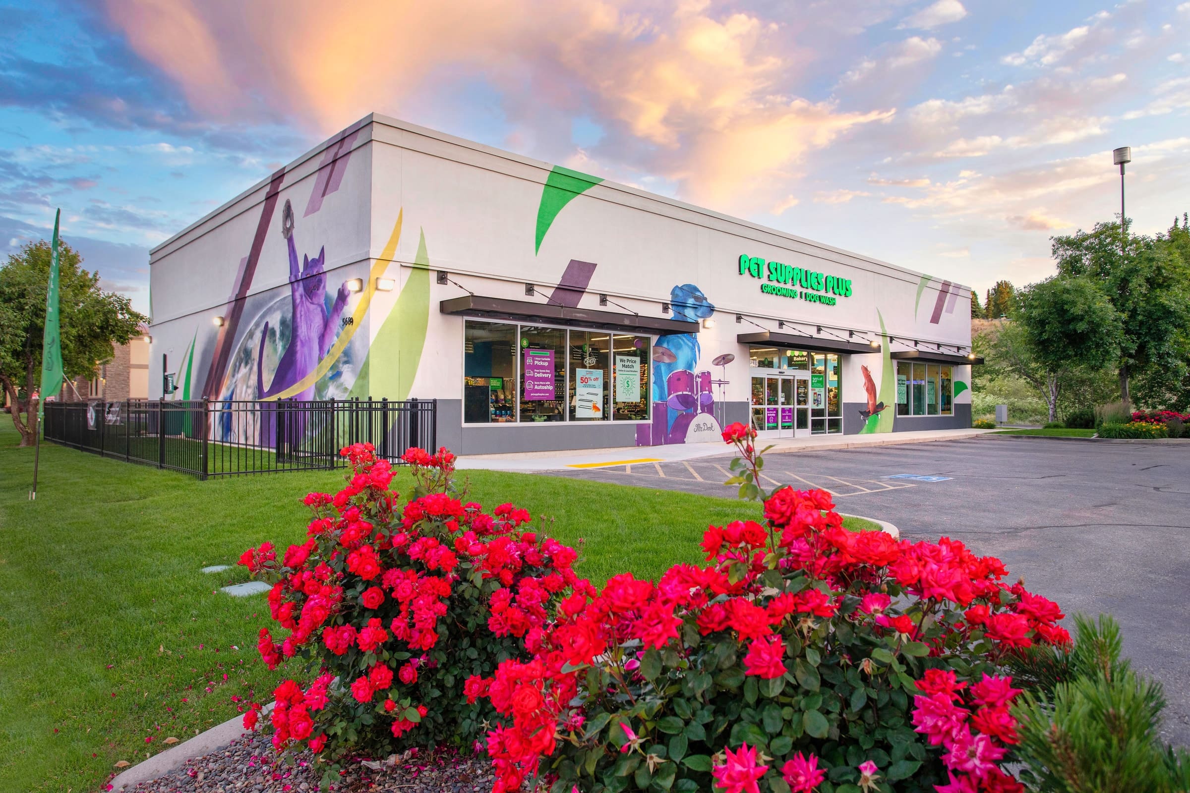 The Pet Supplies Plus store on Chinden Blvd in Garden City, with colorful pet murals and red roses out front